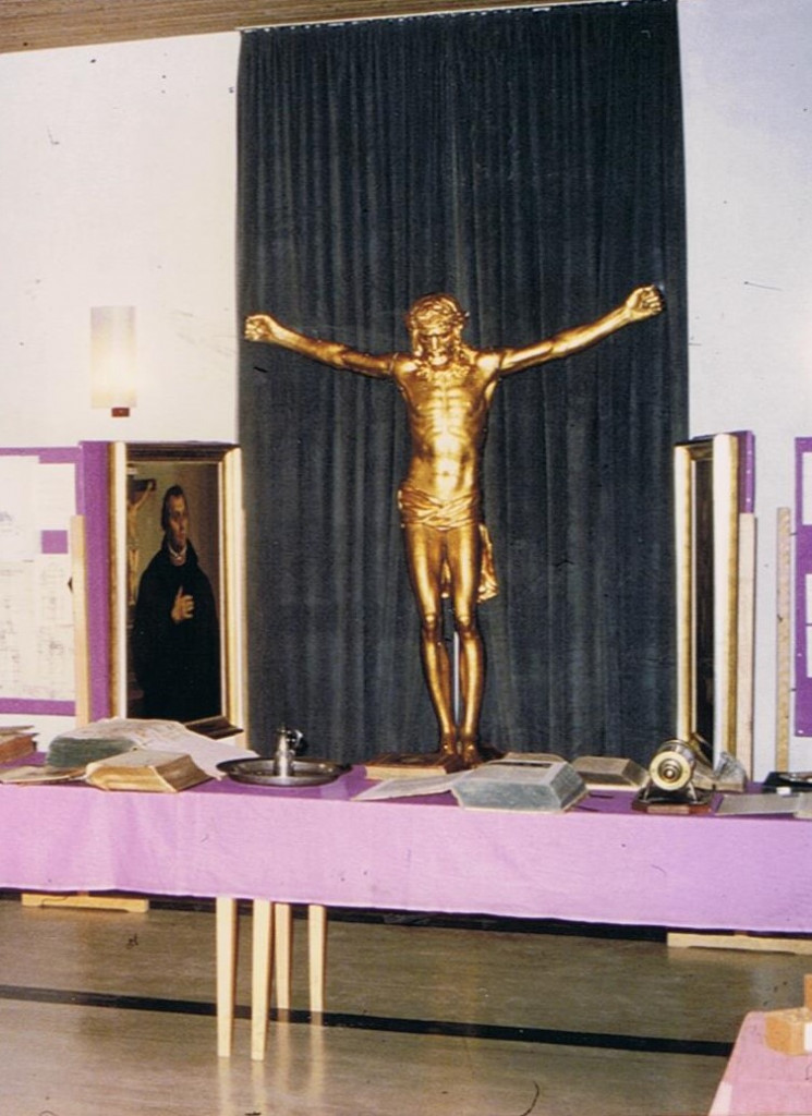 Der goldene Jesus - Gipsfigur