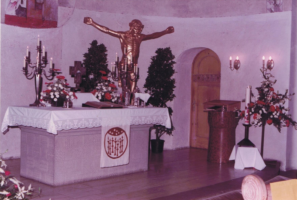 Der goldene Jesus stehend im Altarraum 1982