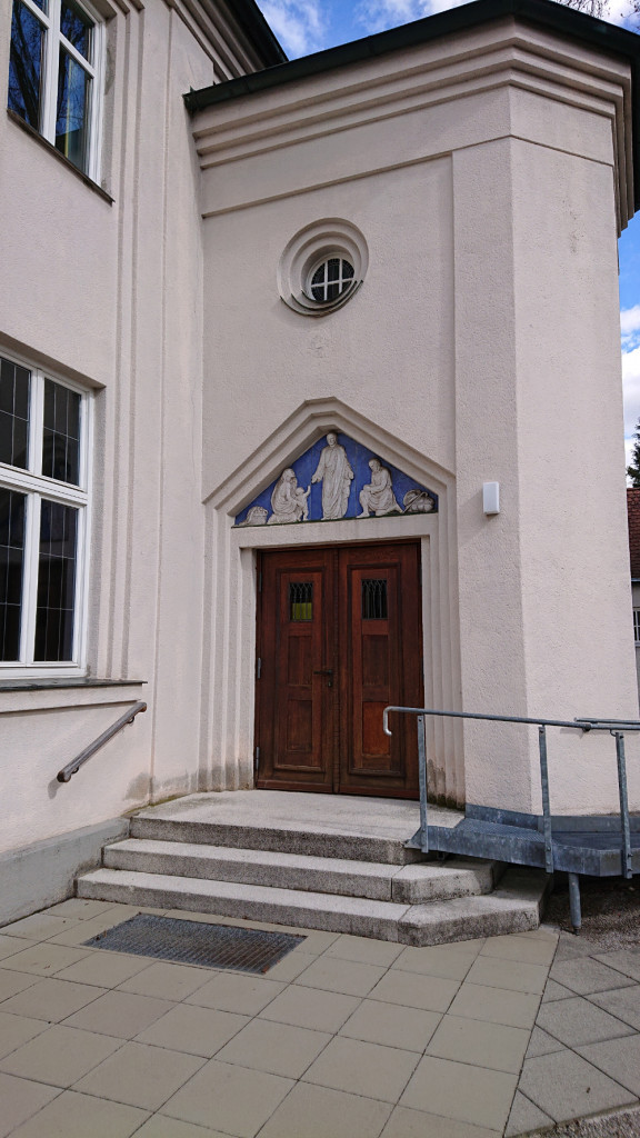 Haupteingang in die Dreifaltigkeitskirche