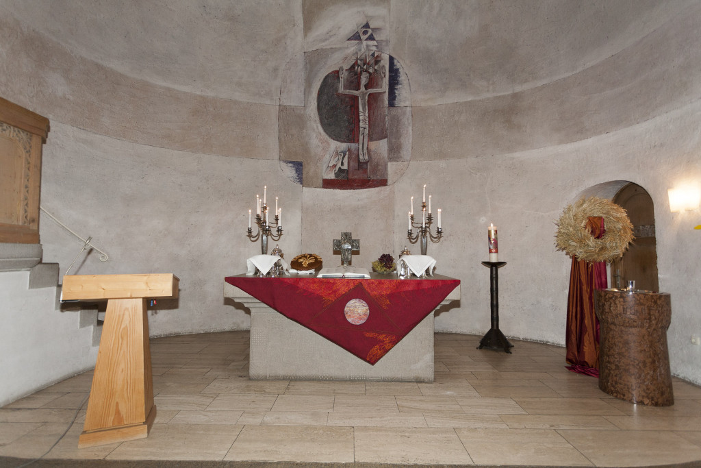 Altar und Chorraum der Evang. Dreifaltigkeitskirche Augsburg-Göggingen