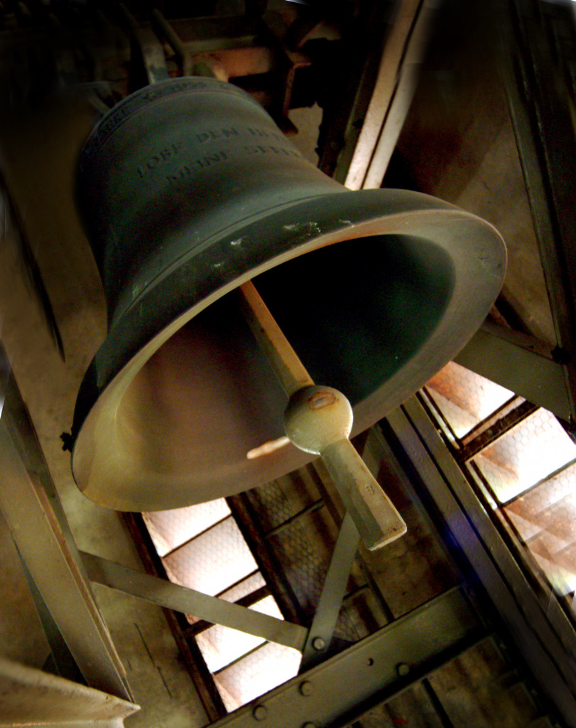 Kirchenglocke im Glockenstuhl im Glockenturm