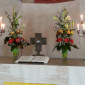 Leuchter mit Blumenschmuck am Alter 