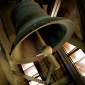 Kirchenglocke im Glockenstuhl im Glockenturm